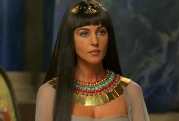 Назад в Древний Египет: чем пахли любимые духи Клеопатры?