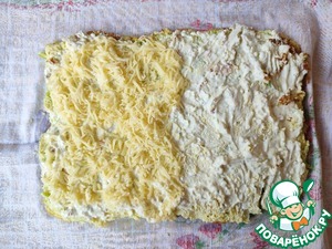 Яично-кабачковый рулет с творожным сыром