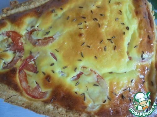 Открытый творожный пирог с тмином и томатами