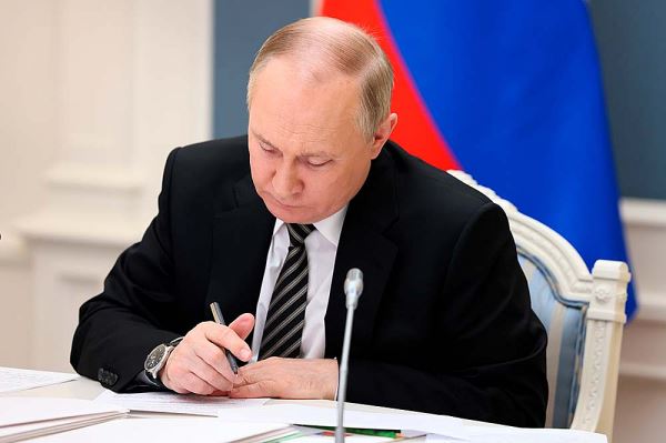 Путин обязал туроператоров формировать электронную путевку