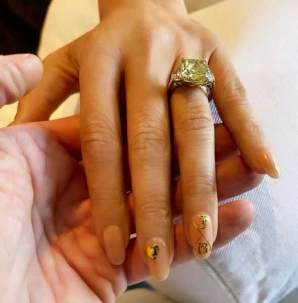 Инициалы бойфренда на ногтях: новый тренд маникюра от Ким Кардашьян и Джей Ло