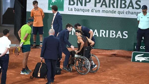 Немецкого теннисиста Зверева увезли с корта на инвалидной коляске<br />
